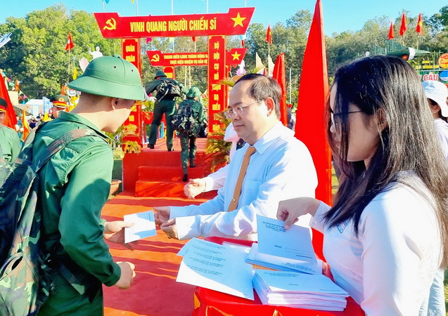 Phó Bí thư Tỉnh ủy, Trưởng Đoàn đại biểu Quốc hội tỉnh Đồng Nai Quản Minh Cường tặng quà động viên thanh niên huyện Long Thành lên đường nhập ngũ.