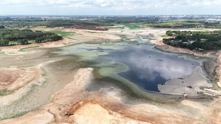 Hạn hán kéo dài khiến hồ Sông Mây từ 196ha mặt nước hiện chỉ còn 2ha.