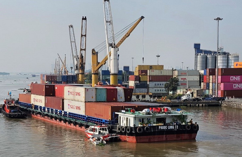 Lực lượng cứu hộ đưa tàu về khu vực Cảng Bình Dương.