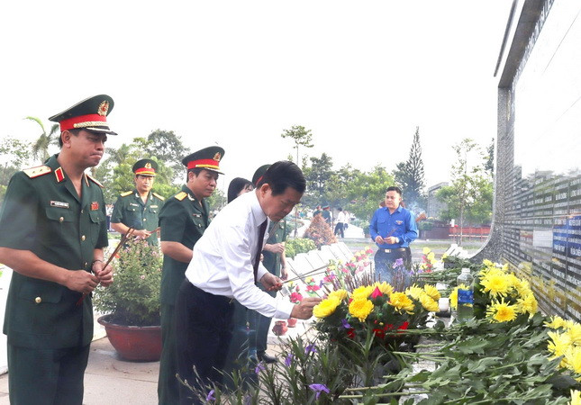 Lãnh đạo tỉnh Đồng Nai và Quân khu 7 thắp hương tại khu mộ tập thể trong Nghĩa trang liệt sĩ tỉnh.