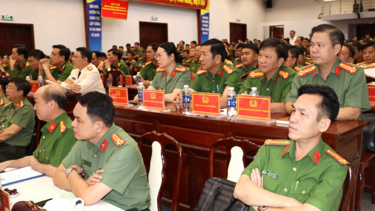 Lãnh đạo Công an các huyện, thành phố tham dự hội nghị. Lãnh đạo Công an các huyện, thành phố tham dự hội nghị.