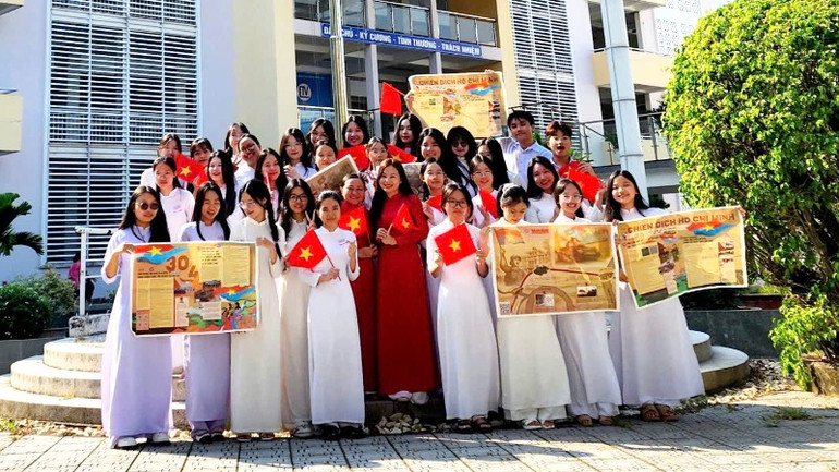 Học sinh và giáo viên Trường trung học phổ thông chuyên Lương Thế Vinh hào hứng với phụ san của Báo Nhân Dân. Học sinh và giáo viên Trường trung học phổ thông chuyên Lương Thế Vinh hào hứng với phụ san của Báo Nhân Dân.