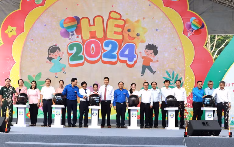 Lãnh đạo tỉnh Đồng Nai và đại biểu nhấn nút khai mạc hè 2024.