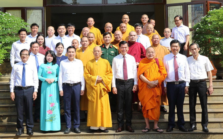 Lãnh đạo tỉnh Đồng Nai chụp ảnh lưu niệm cùng các chức sắc Ban Trị sự Giáo hội Phật giáo Việt Nam tỉnh Đồng Nai.