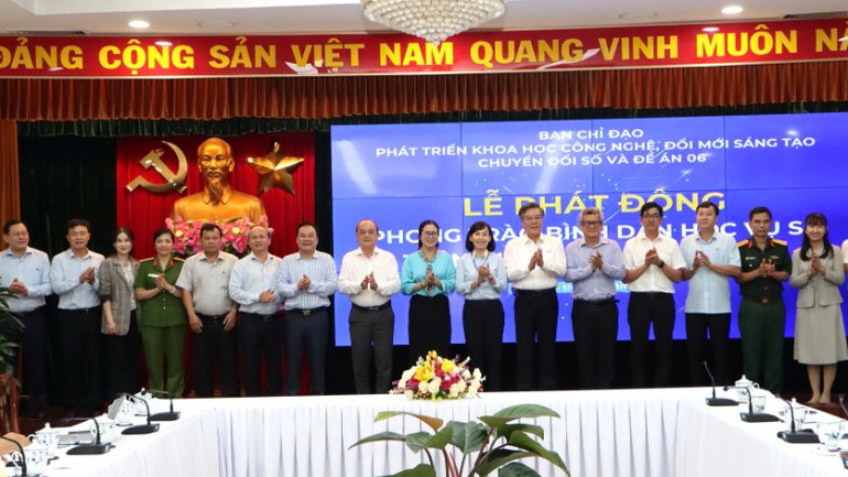 Các đại biểu tham dự Lễ phát động "Bình dân học vụ số".