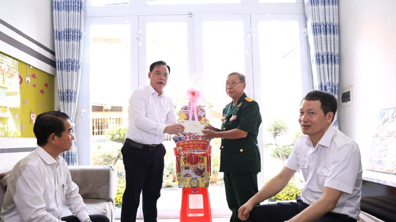 Phó Bí thư Tỉnh ủy, Chủ tịch Ủy ban nhân dân tỉnh Đồng Nai Võ Tấn Đức trao quà Tết cho Anh hùng lực lượng vũ trang nhân dân Phạm Văn Cán.