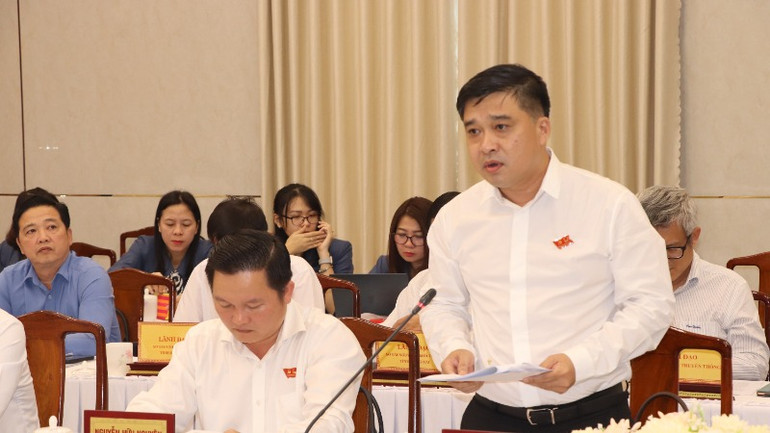 Giám đốc Sở Xây dựng Hồ Văn Hà phát biểu thảo luận.