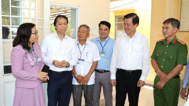 Lãnh đạo tỉnh Đồng Nai trao đổi với cán bộ xã Quang Trung về công tác xây dựng Đảng.