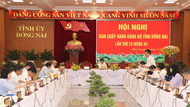 Đại biểu thảo luận tại tổ.