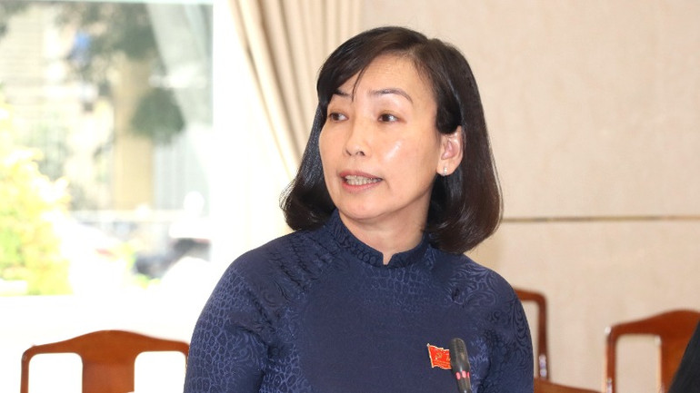 Giám đốc Sở Giáo dục và Đào tạo Trương Thị Kim Huệ phát biểu ý kiến thảo luận tại tổ.