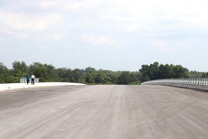 Các đoạn tuyến của Hương lộ 2, đoạn 2 nằm trong các dự án đã chấp thuận chủ trương đầu tư và giao cho 2 doanh nghiệp là nhà đầu tư triển khai thực hiện. Thời gian qua, do gặp nhiều khó khăn trong công tác bồi thường, giải phóng mặt bằng, chuyển mục đích sử dụng đất lúa, đến nay vẫn chưa thể triển khai thực hiện dự án.