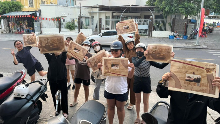 Các bạn trẻ vui sướng sau nhiều ngày "săn lùng" phụ san của Báo Nhân Dân. Các bạn trẻ vui sướng sau nhiều ngày "săn lùng" phụ san của Báo Nhân Dân.