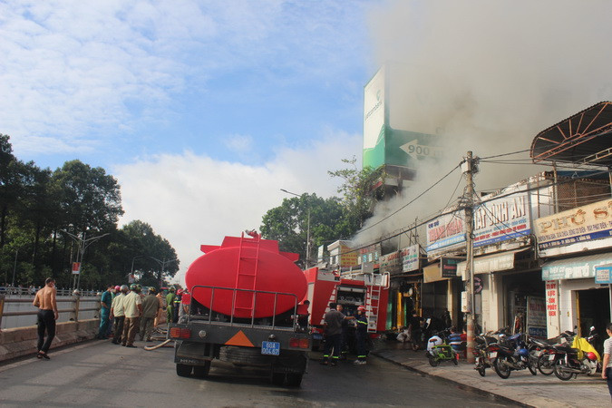 Xe chuyên dụng được điều đến hiện trường vụ cháy để dập lửa.