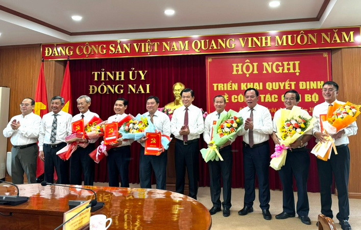 Thường trực Tỉnh ủy và lãnh đạo Ủy ban nhân dân tỉnh tặng hoa chúc mừng các đồng chí nhận quyết định.