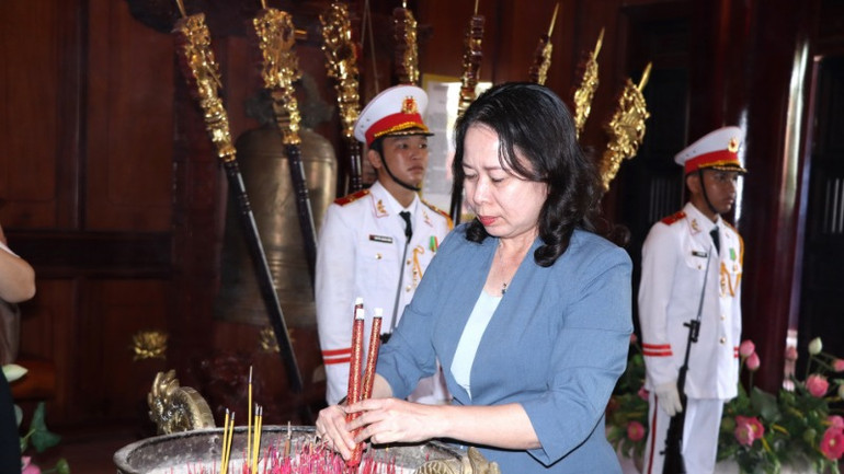 Phó Chủ tịch nước Võ Thị Ánh Xuân thắp hương tại Đền thờ liệt sĩ huyện Xuân Lộc. Phó Chủ tịch nước Võ Thị Ánh Xuân thắp hương tại Đền thờ liệt sĩ huyện Xuân Lộc.