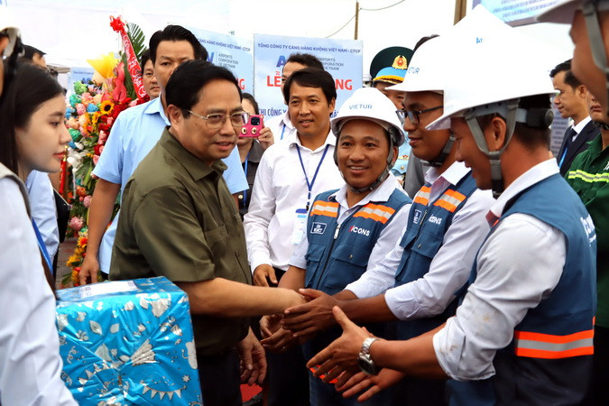 Thủ tướng Phạm Minh Chính thăm hỏi công nhân thi công trên công trường sân bay Long Thành.