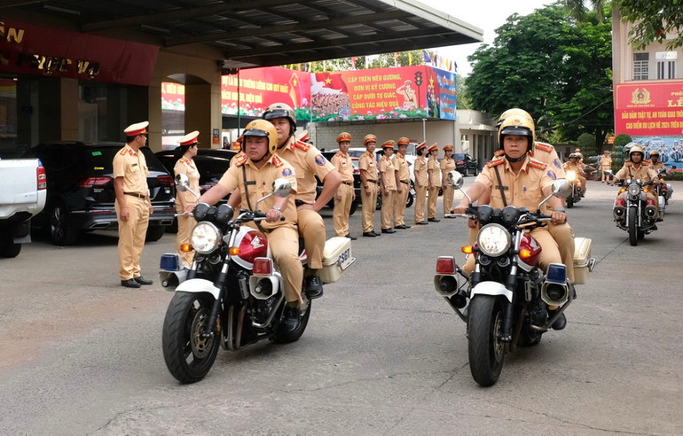 Cán bộ, chiến sĩ Phòng Cảnh sát giao thông, Công an tỉnh Đồng Nai ra quân bảo đảm trật tự an toàn giao thông dịp lễ 30/4, 1/5.