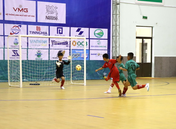 Pha bóng trong trận đấu giữa hai đội U11 thành phố Biên Hòa và thành phố Long Khánh.