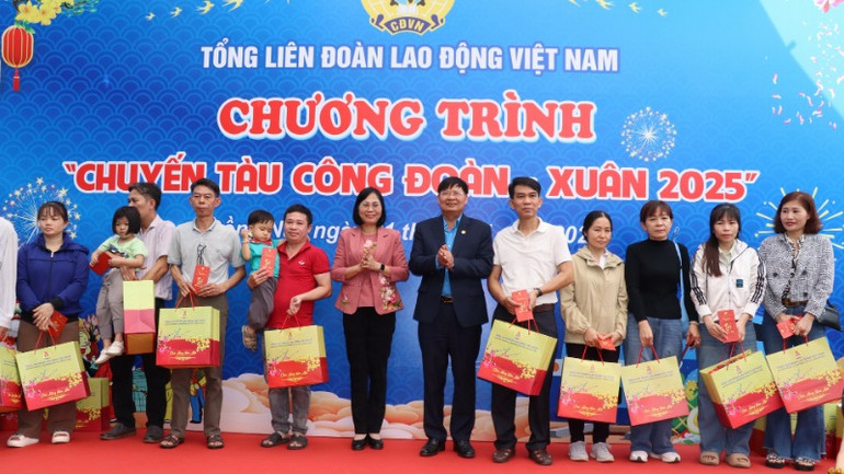 Lãnh đạo Tổng Liên đoàn Lao động Việt Nam Phan Văn Anh và Ủy ban nhân dân tỉnh Đồng Nai tặng quà cho công nhân tham gia chương trình "Chuyến tàu Công đoàn - Xuân 2025". Lãnh đạo Tổng Liên đoàn Lao động Việt Nam Phan Văn Anh và Ủy ban nhân dân tỉnh Đồng Nai tặng quà cho công nhân tham gia chương trình "Chuyến tàu Công đoàn - Xuân 2025".