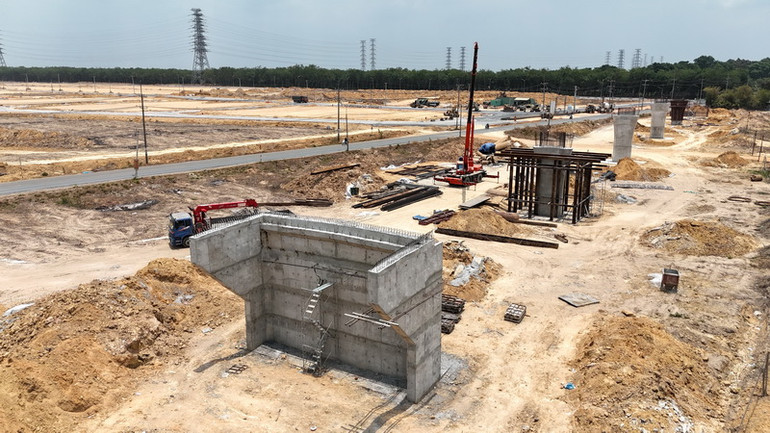 Thi công hạng mục cầu vượt đường cao tốc Biên Hòa-Vũng Tàu, đoạn qua địa bàn huyện Long Thành, tỉnh Đồng Nai.