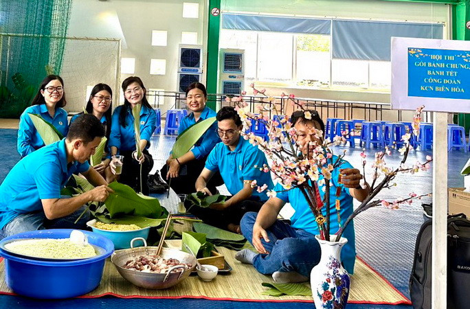 Hội thi gói, nấu bánh chưng, bánh tét diễn ra tại Nhà thi đấu Công đoàn Khu công nghiệp Biên Hòa.