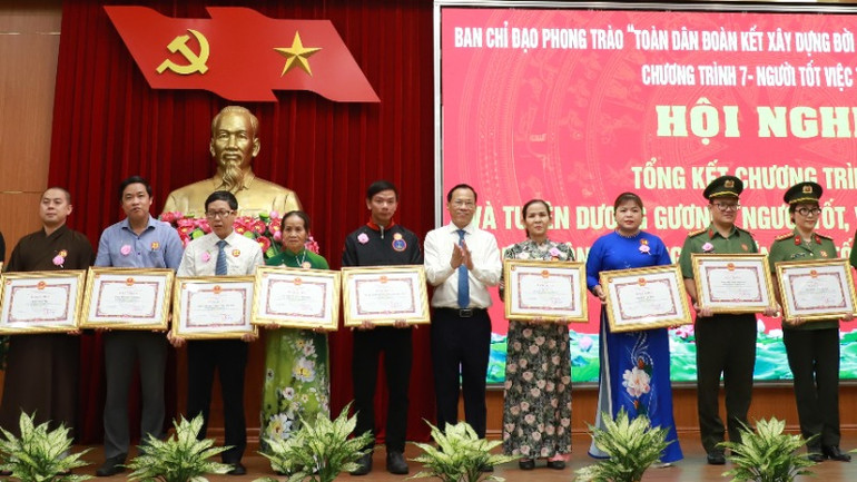 Đồng chí Phạm Xuân Hà, Ủy viên Ban Thường vụ Tỉnh ủy, Trưởng Ban Tuyên giáo Tỉnh ủy trao tặng Bằng khen cho các gương người tốt, việc tốt.