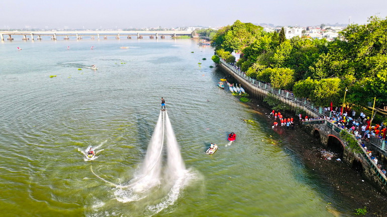 [Ảnh] Mãn nhãn với màn biểu diễn Fly Board trên sông Đồng Nai ảnh 1