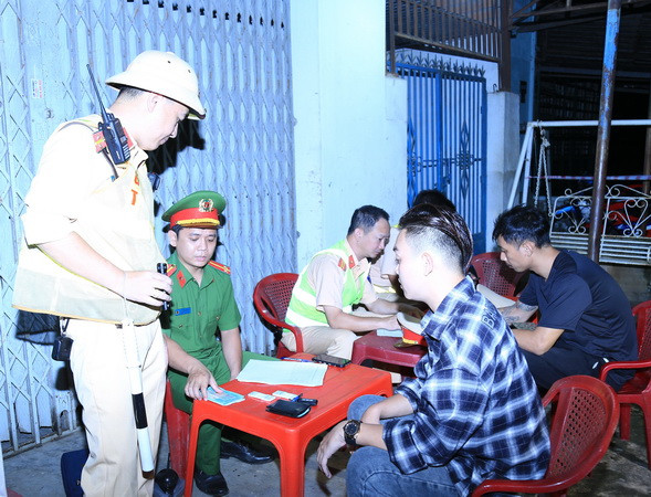 Tổ công tác Bộ Công an và Công an tỉnh Đồng Nai lập biên bản một trường hợp vi phạm.