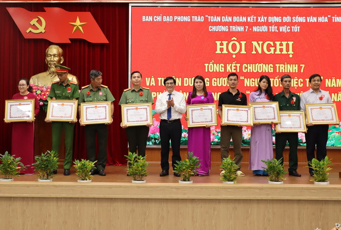 Phó Chủ tịch Ủy ban nhân dân tỉnh Đồng Nai Nguyễn Sơn Hùng trao khen cho các tập thể.