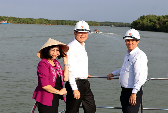Lãnh đạo tỉnh Đồng Nai thị sát trên sông Đồng Nai để tìm hướng phát triển bền vững.