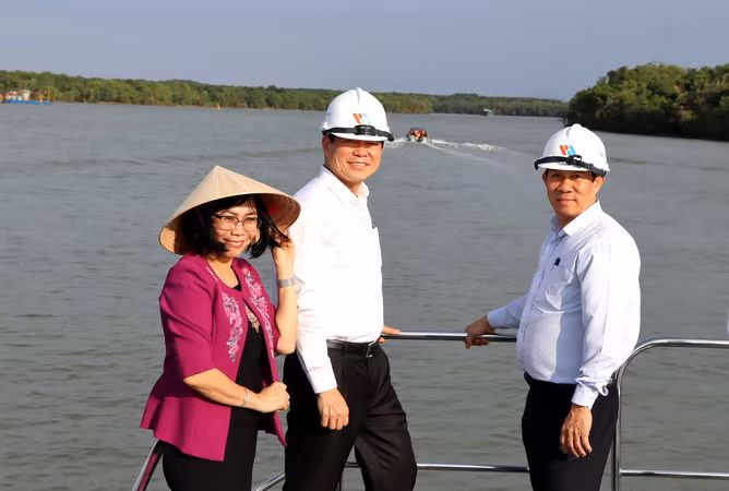 Lãnh đạo tỉnh Đồng Nai thị sát trên sông Đồng Nai để tìm hướng phát triển bền vững.