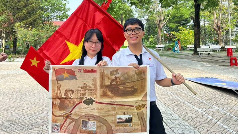 Học sinh Trường trung học phổ thông Trấn Biên (tỉnh Đồng Nai) hào hứng với phụ san của Báo Nhân Dân.