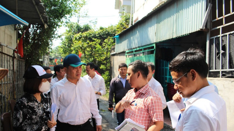 Lãnh đạo thành phố Biên Hòa nghe báo cáo về tiến độ công tác giải phóng mặt bằng tại hiện trường.