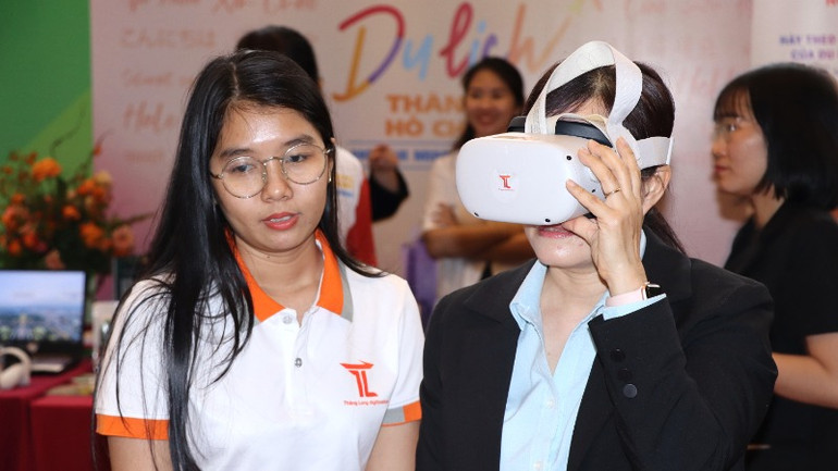 Đại biểu trải nghiệm không gian du lịch thực tế ảo.