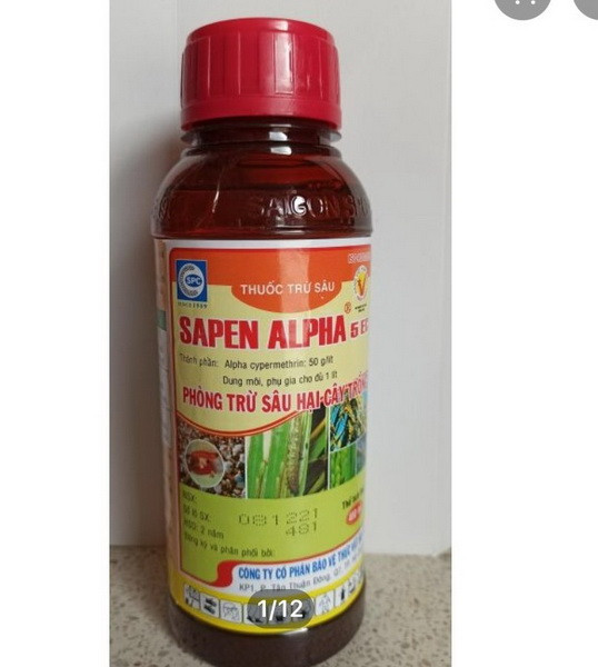 Chai thuốc sâu được hai đối tượng sử dụng để đánh bắt hải sản.