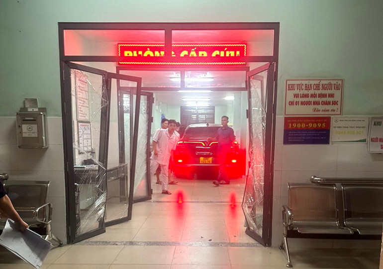 Xe ô-tô tông sập cửa kính, lao vào bên trong phòng cấp cứu. Xe ô-tô tông sập cửa kính, lao vào bên trong phòng cấp cứu.