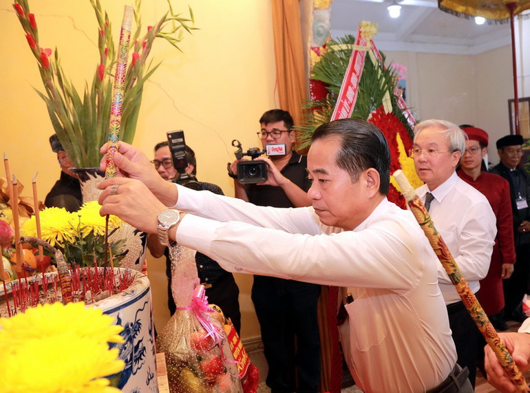 Chủ tịch Hội đồng nhân dân tỉnh Đồng Nai Thái Bảo dâng hương tại buổi lễ.