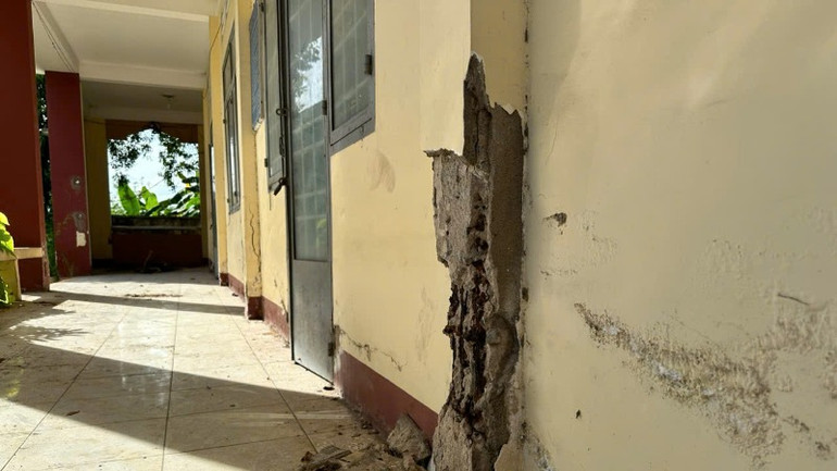 Trường trung học cơ sở Dương Văn Thì được đánh giá lãng phí khi đưa vào sử dụng không lâu đã xuống cấp buộc phải đóng cửa.