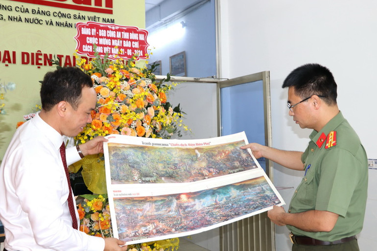 Văn phòng đại diện Báo Nhân Dân tại Đồng Nai giới thiệu bức tranh Panorama Chiến dịch Điện Biên Phủ với lãnh đạo Công an tỉnh Đồng Nai. Văn phòng đại diện Báo Nhân Dân tại Đồng Nai giới thiệu bức tranh Panorama Chiến dịch Điện Biên Phủ với lãnh đạo Công an tỉnh Đồng Nai.