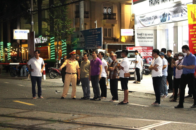 Giám đốc Công an tỉnh Đồng Nai Nguyễn Hồng Phong (áo tím) có mặt tại hiện trường chỉ đạo công tác khắc phục hậu quả vụ tai nạn và điều tra làm rõ nguyên nhân.