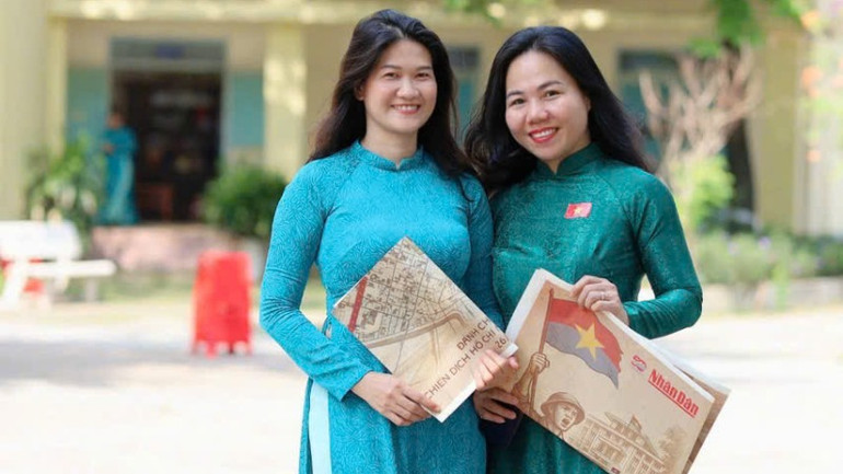 Giáo viên ở thành phố Biên Hòa hào hứng nhận phụ san của Báo Nhân Dân. Giáo viên ở thành phố Biên Hòa hào hứng nhận phụ san của Báo Nhân Dân.