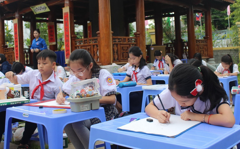 Học sinh tham gia thi vẽ tranh về các nhân vật lịch sử.