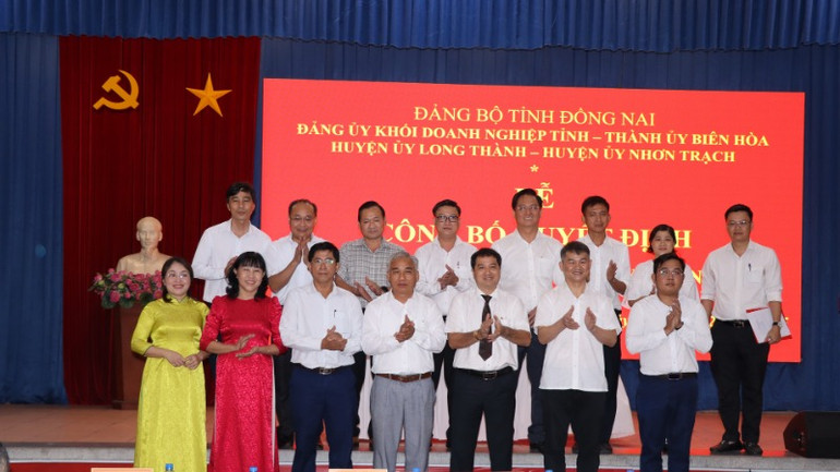 Đại diện lãnh đạo các ban xây dựng Đảng Tỉnh ủy Đồng Nai và các đơn vị bàn giao, tiếp nhận.