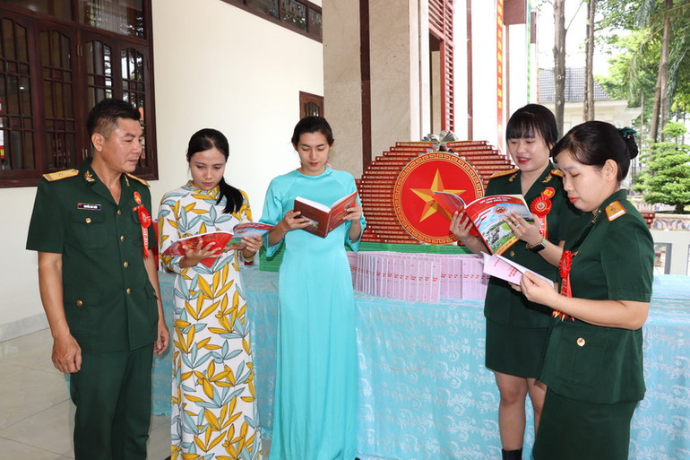 Cán bộ, chiến sĩ lực lượng vũ trang tỉnh Đồng Nai xem sách, báo tại gian trưng bày của Đại hội. Cán bộ, chiến sĩ lực lượng vũ trang tỉnh Đồng Nai xem sách, báo tại gian trưng bày của Đại hội.
