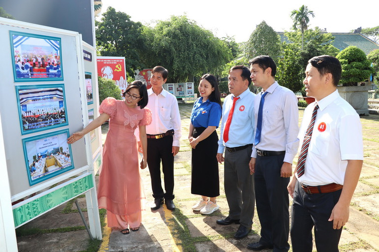 Đại biểu tham quan triển lãm ảnh về kết quả nổi bật, tiêu biểu của các tập thể, cá nhân trong học tập và làm theo tư tưởng, đạo đức, phong cách của Chủ tịch Hồ Chí Minh.