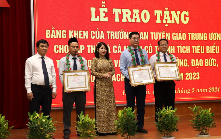 Ba cá nhân đón nhận Bằng khen của Ban Tuyên giáo Trung ương.