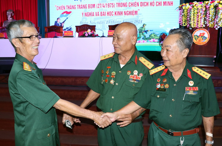 Niềm vui của các chiến sĩ Sư đoàn Sông Lam tham gia trận đánh Trảng Bom 49 năm về trước sau nhiều năm gặp lại.