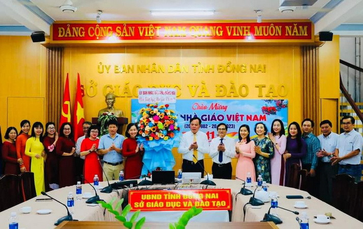 Quyền Chủ tịch Ủy ban nhân dân tỉnh Đồng Nai Võ Tấn Đức tặng lẵng hoa chúc mừng Sở Giáo dục và Đào tạo tỉnh nhân kỷ niệm 41 năm Ngày Nhà giáo Việt Nam.