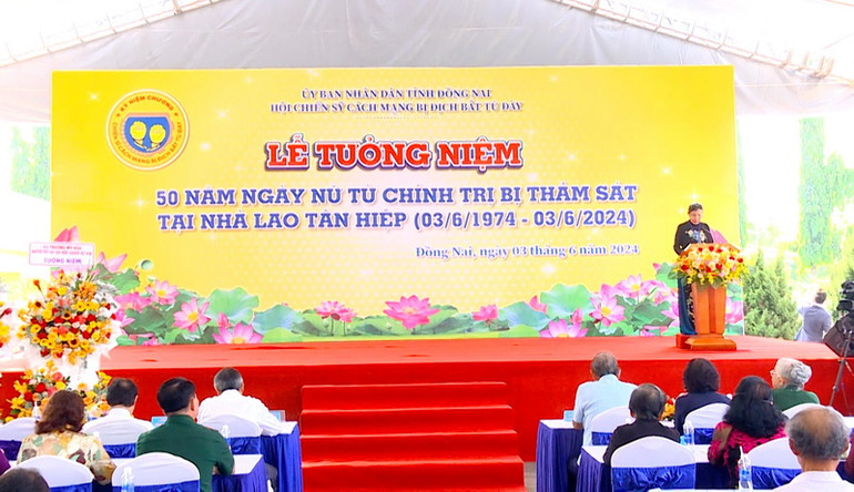 Chủ tịch Hội Chiến sĩ cách mạng bị địch bắt tù đày tỉnh Đồng Nai Trần Thị Hòa phát biểu tại Lễ tượng niệm. Chủ tịch Hội Chiến sĩ cách mạng bị địch bắt tù đày tỉnh Đồng Nai Trần Thị Hòa phát biểu tại Lễ tượng niệm.