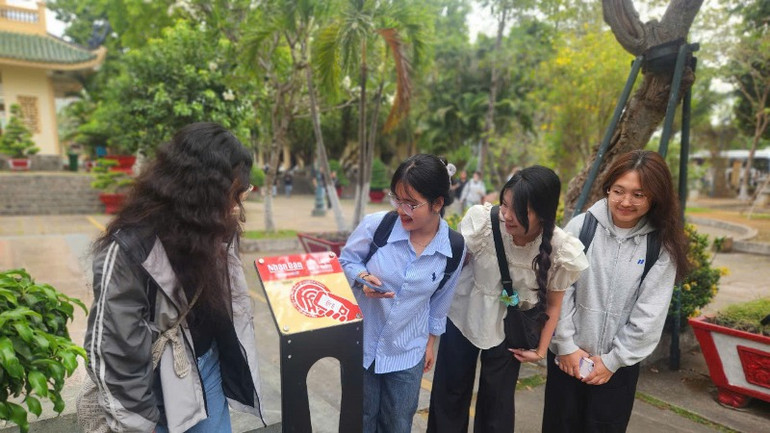 Các bạn trẻ trải nghiệm thiết bị bảng gắn chip NFC tại Văn miếu Trấn Biên.